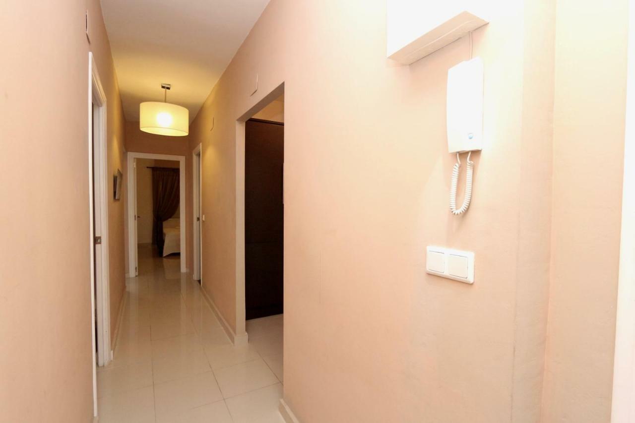 3- Bedroom In The Centre Of With Living Room, 1 Bathroom.