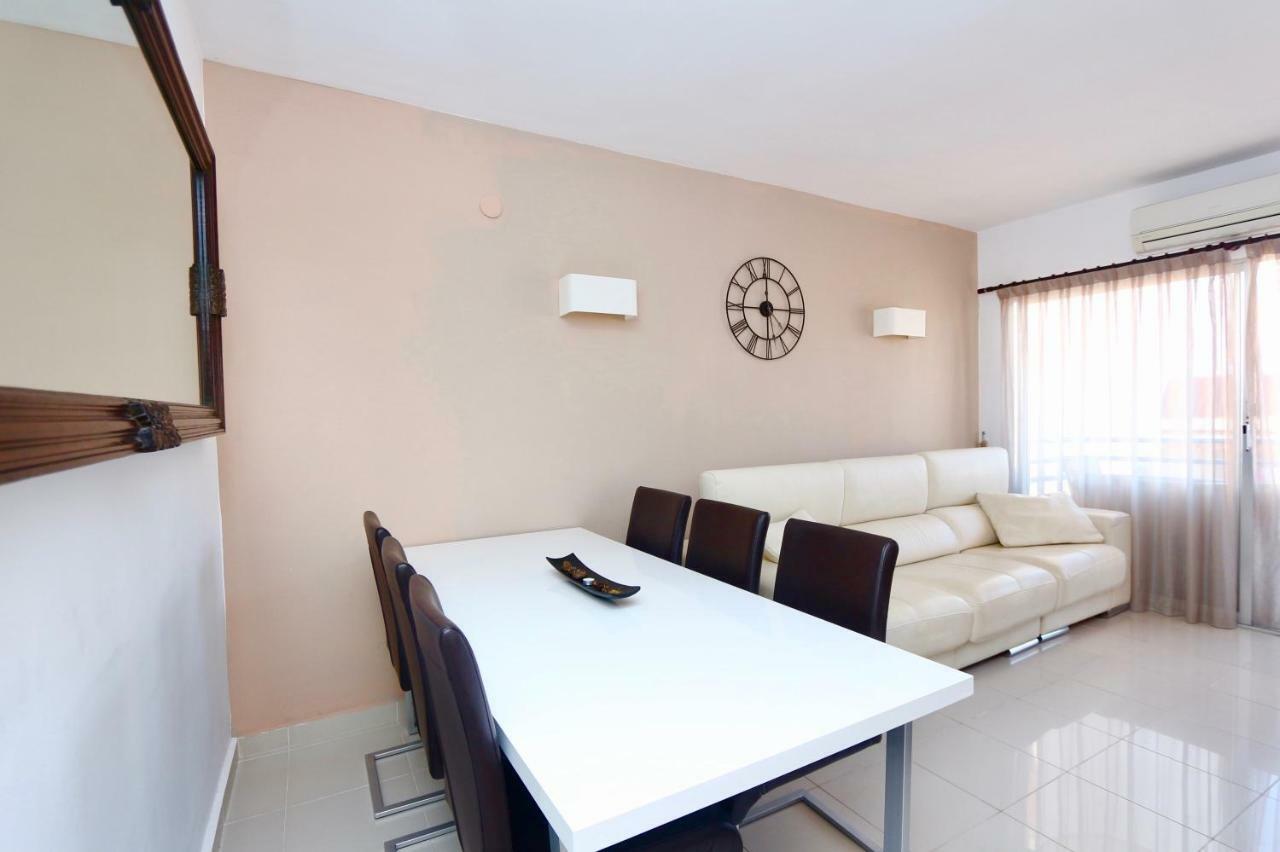 3- Bedroom In The Centre Of With Living Room, 1 Bathroom.