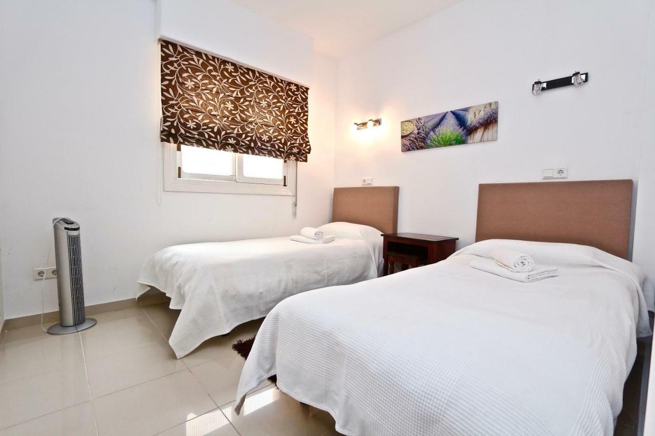 Apartment 3- Bedroom In The Centre Of With Living Room, 1 Bathroom.