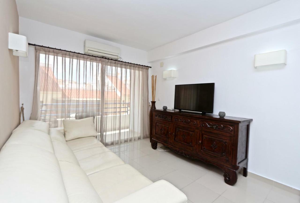 3- Bedroom In The Centre Of With Living Room, 1 Bathroom. *